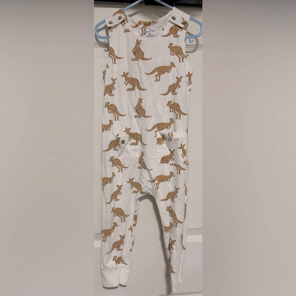 Oliver & Rain Kangaroo Print Organic Cotton Romper